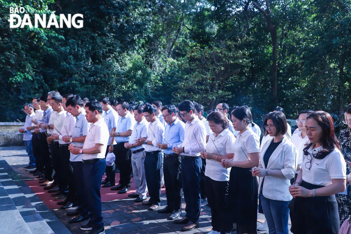 Các đại biểu tham dự dâng hương tại