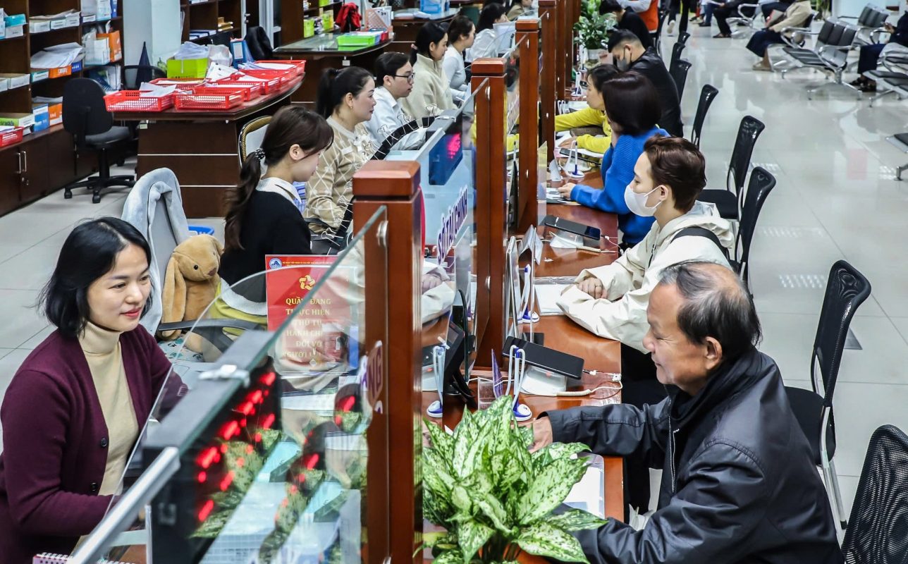 Công tác phòng, chống tham nhũng, lãng phí, tiêc cực được các cấp, ngành, địa phương chú trọng, góp phần vào công tác phòng ngừa chung. Trong ảnh: Cán bộ bộ phận  “Một cửa” Trung tâm Hành chính thành phố nỗ lực phục vụ nhân dân. Ảnh: NGỌC PHÚ