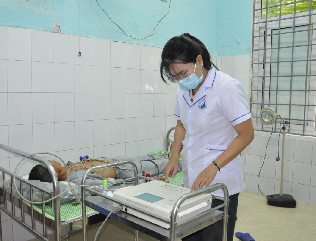 Y bác sĩ Bệnh viện Y học cổ truyền Đà Nẵng đo điện tim cho người dân. Ảnh: LÊ HÙNG