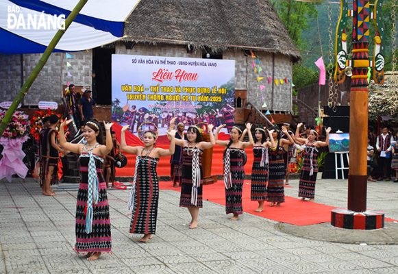 Người dân Cơ tu biểu diễn điệu múa truyền thống của đồng bào mình. Ảnh: ĐOÀN HẠO LƯƠNG