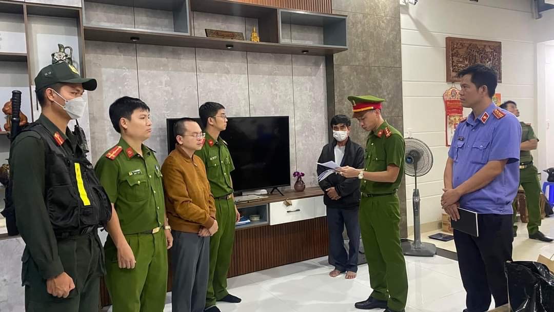 Cơ quan chức năng thực hiện lệnh bắt tạm giam, đồng thời khám xét nơi làm việc của một đối tượng trong vụ án tham ô xảy ra tại Trường Đại học Bách khoa (Đại học Đà Nẵng). Ảnh: NGỌC PHÚ