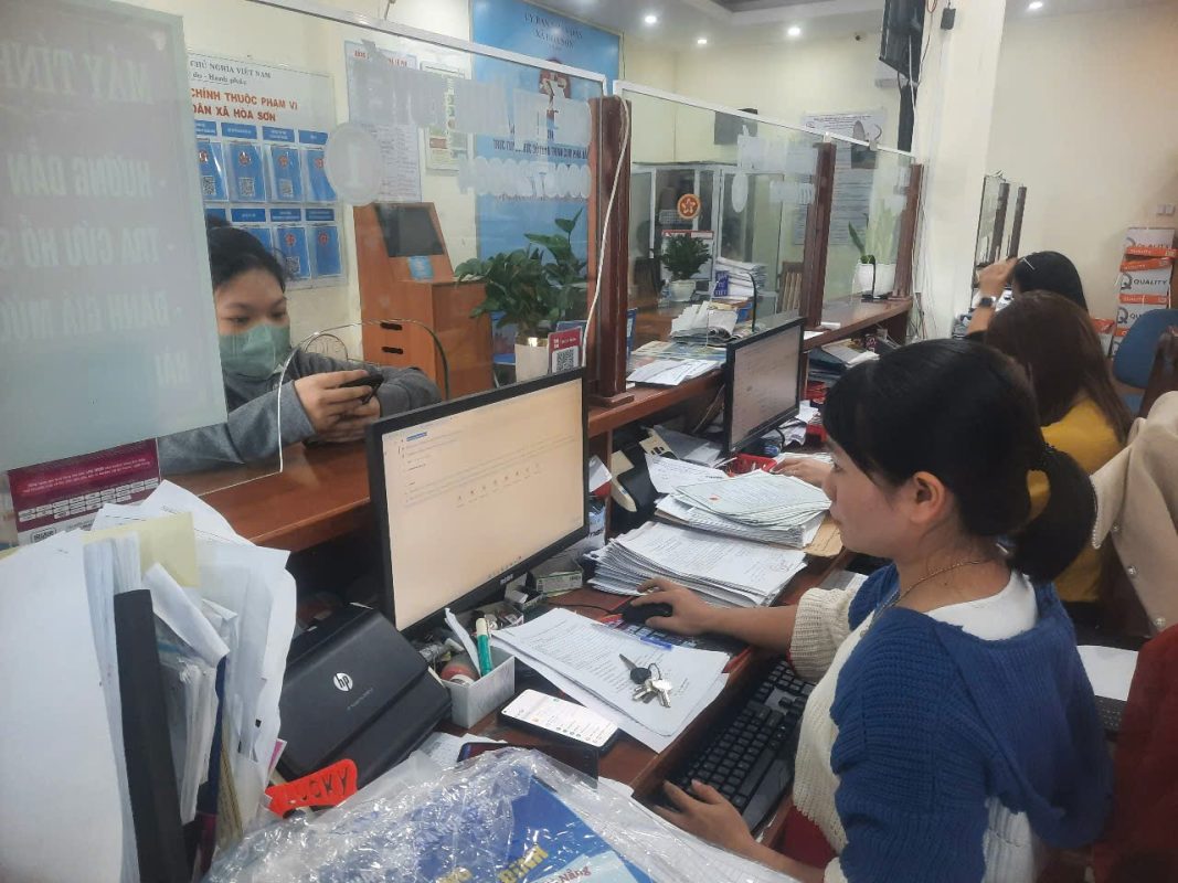 Công chức bộ phận “Một cửa” xã Hòa Sơn, huyện Hòa Vang phục vụ người dân.  Ảnh: TRỌNG HUY