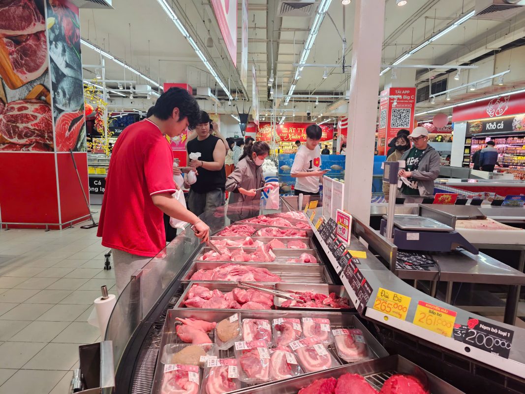Các siêu thị trên địa bàn thành phố đã chủ động tăng cường nguồn hàng, triển khai nhiều chương trình khuyến mãi hấp dẫn. TRONG ẢNH: Người tiêu dùng mua sắm tại Siêu thị GO! Đà Nẵng. Ảnh: TRẦN TRÚC