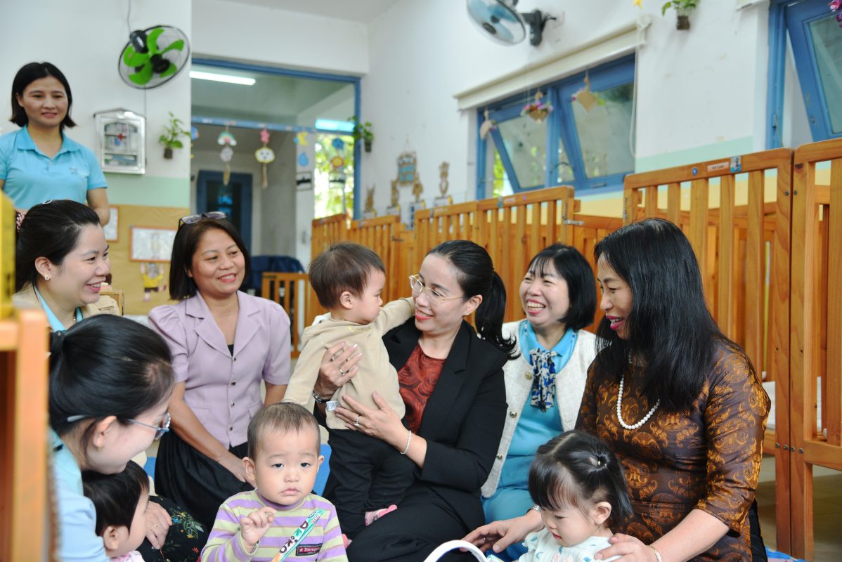 Phó Chủ tịch UBND thành phố Nguyễn Thị Anh Thi (thứ 3, bên phải sang) thăm, tặng quà trẻ em đang học tập tại Trung tâm Chăm sóc và giáo dục mầm non OneSky Đà Nẵng nhân dịp Tết Ất Tỵ 2025. Ảnh: KHÔI NGUYÊN