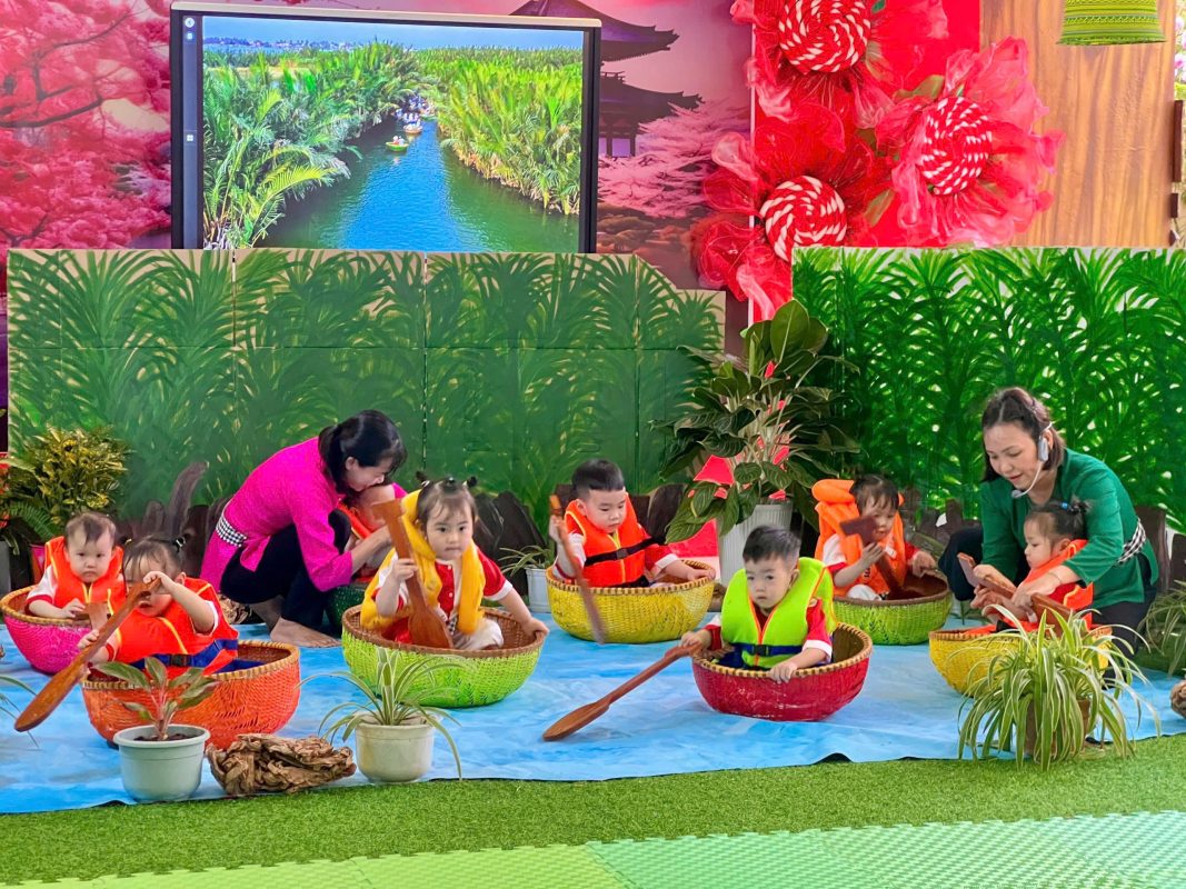 Các bé Trường Mầm non Ngọc Lan được các cô cho trải nghiệm bơi thúng rừng dừa bảy mẫu vừa nghe hát dân ca Quảng Nam trong hoạt động dạy học. Ảnh: ĐOÀN HẠO LƯƠNG
