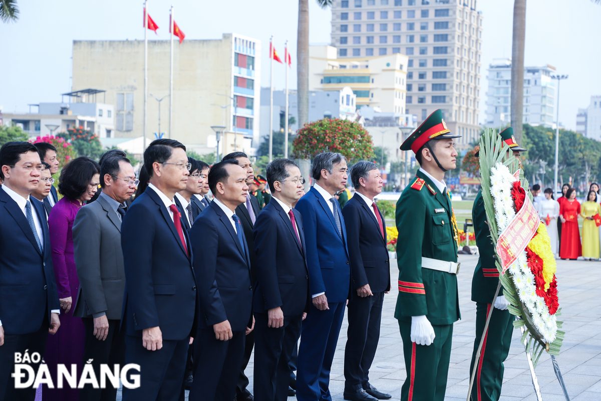 Đoàn đại biểu Thành ủy, HĐND, UBND, Ủy ban MTTQ Việt Nam thành phố và Đoàn đại biểu Quốc hội đơn vị thành phố dẫn đầu đến đặt vòng hoa và dâng hương tưởng niệm các anh hùng liệt sĩ tại Đài tưởng niệm thành phố. Ảnh: NGỌC PHÚ