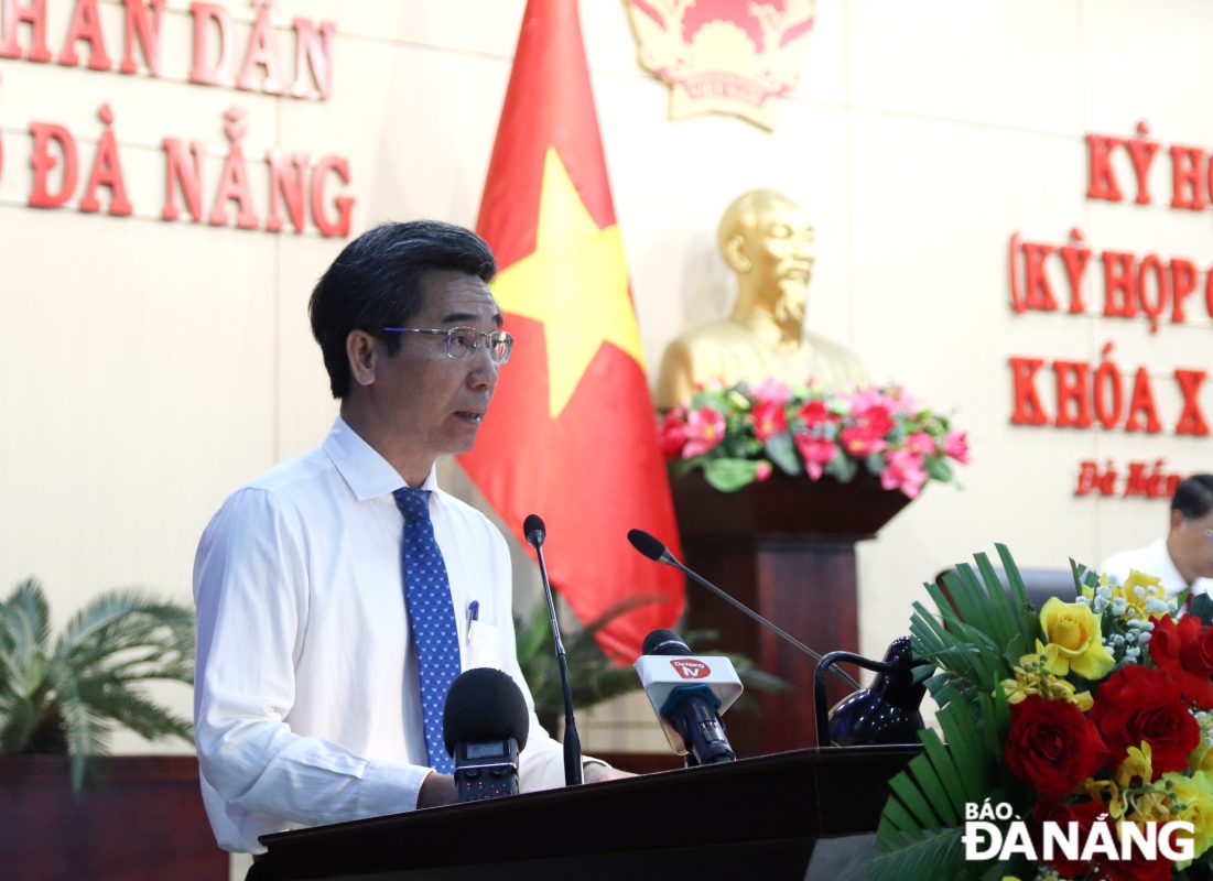 Phó Chủ tịch UBND thành phố Trần Chí Cường báo cáo nội dung các tờ trình của UBND thành phố tại kỳ họp. Ảnh: T. HUY