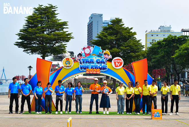 Đội Công ty TNHH Thương mại dịch vụ mỹ thuật Khải Hoàn và đội Công ty TNHH Kiến trúc và xây dựng Quang Army tham gia ghi hình đầu tiên của chương trình. Ảnh: ĐOÀN HẠO LƯƠNG