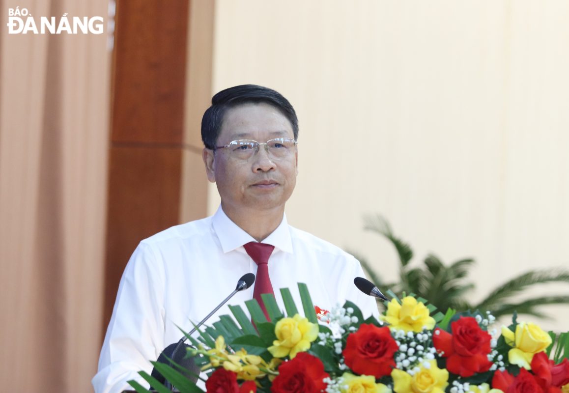 Chủ tịch HĐND thành phố Ngô Xuân Thắng phát biểu bế mạc kỳ họp. Ảnh: T. HUY