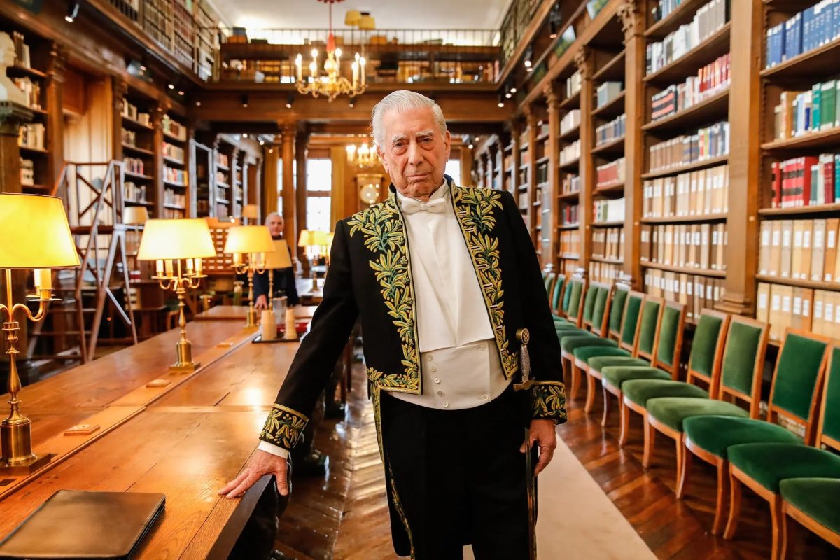 Nhà văn Vargas Llosa tại thư viện của Viện Hàn lâm Pháp ở Paris năm 2023, khi ông trở thành nhà văn đầu tiên không có tác phẩm gốc bằng tiếng Pháp được kết nạp vào tổ chức này. Ảnh: Teresa Suarez/EPA