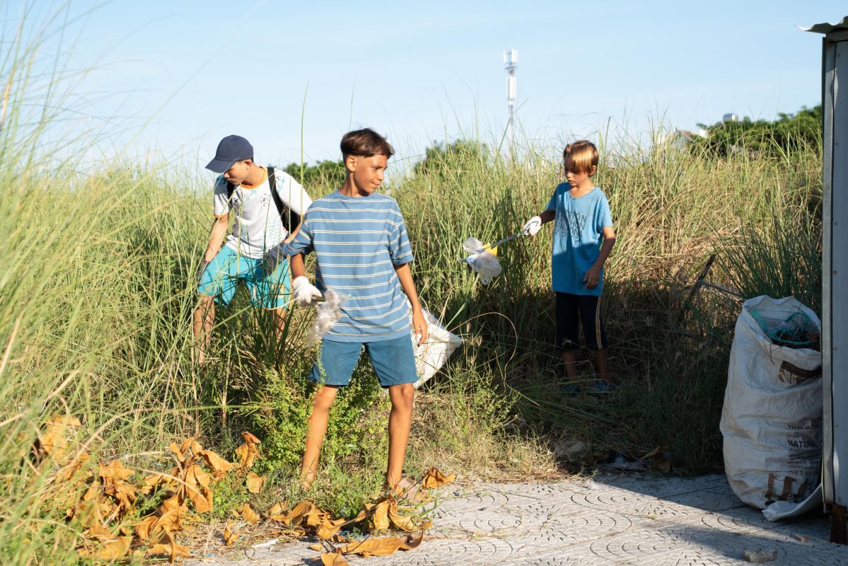 Hình ảnh những thành viên nhí của nhóm NO trash in Da Nang anymore nhặt rác tại khu vực biển Mân Thái. Ảnh: T.Y