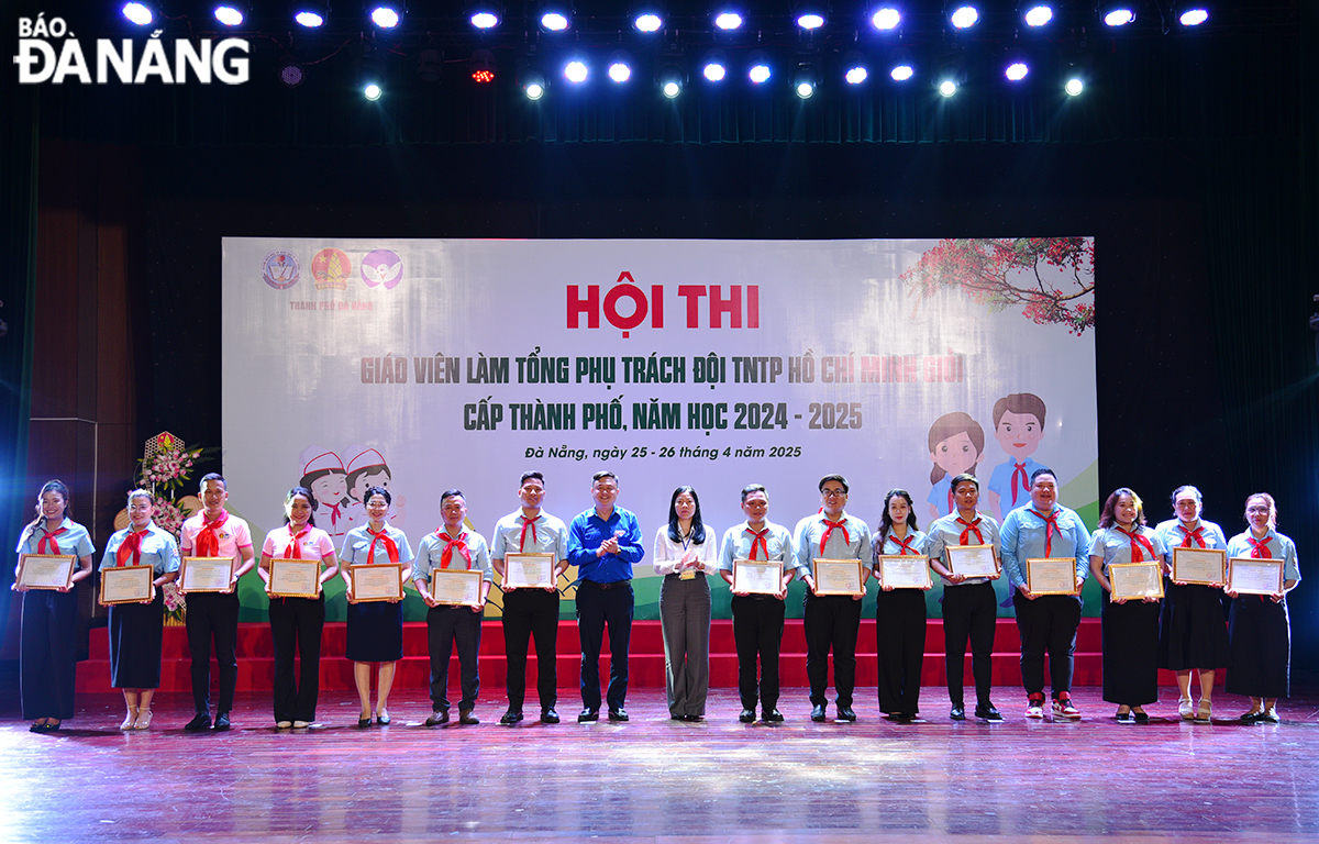 Ban tổ chức trao giấy chứng nhận cho các giáo viên đạt danh hiệu giáo viên làm tổng phụ trách đội thiếu niên tiền phong Hồ Chí Minh giỏi cấp thành phố, năm học 2024-2025. Ảnh: KHÔI NGUYÊN
