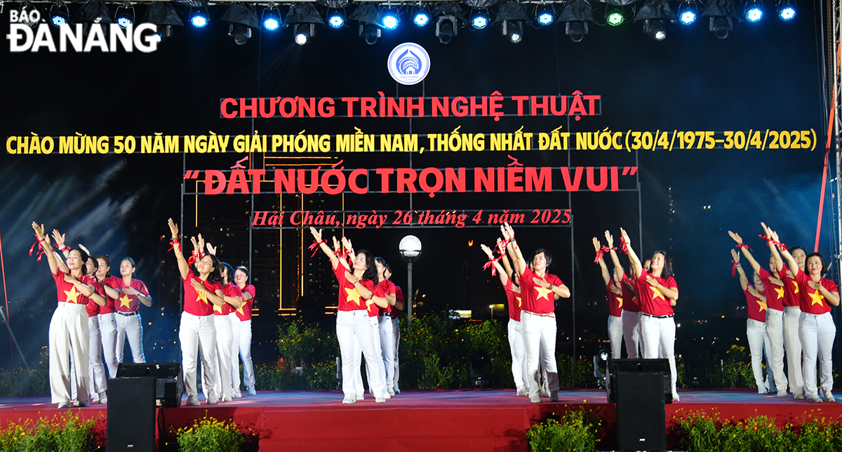 Một tiết mục dân vũ do phụ nữ quận Hải Châu biểu diễn tại chương trình. Ảnh: THIÊN DUYÊN