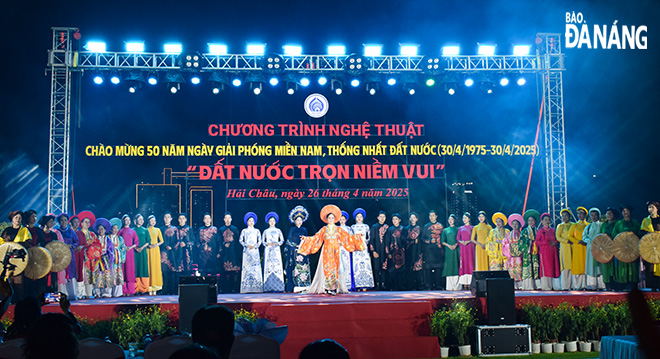 Nhà thiết kế Nguyễn Lan Vy ra mắt bộ sưu tập “Sắc hoa hội tụ” tôn vinh vẻ đẹp áo dài truyền thống Việt Nam. Ảnh: ĐOÀN HẠO LƯƠNG