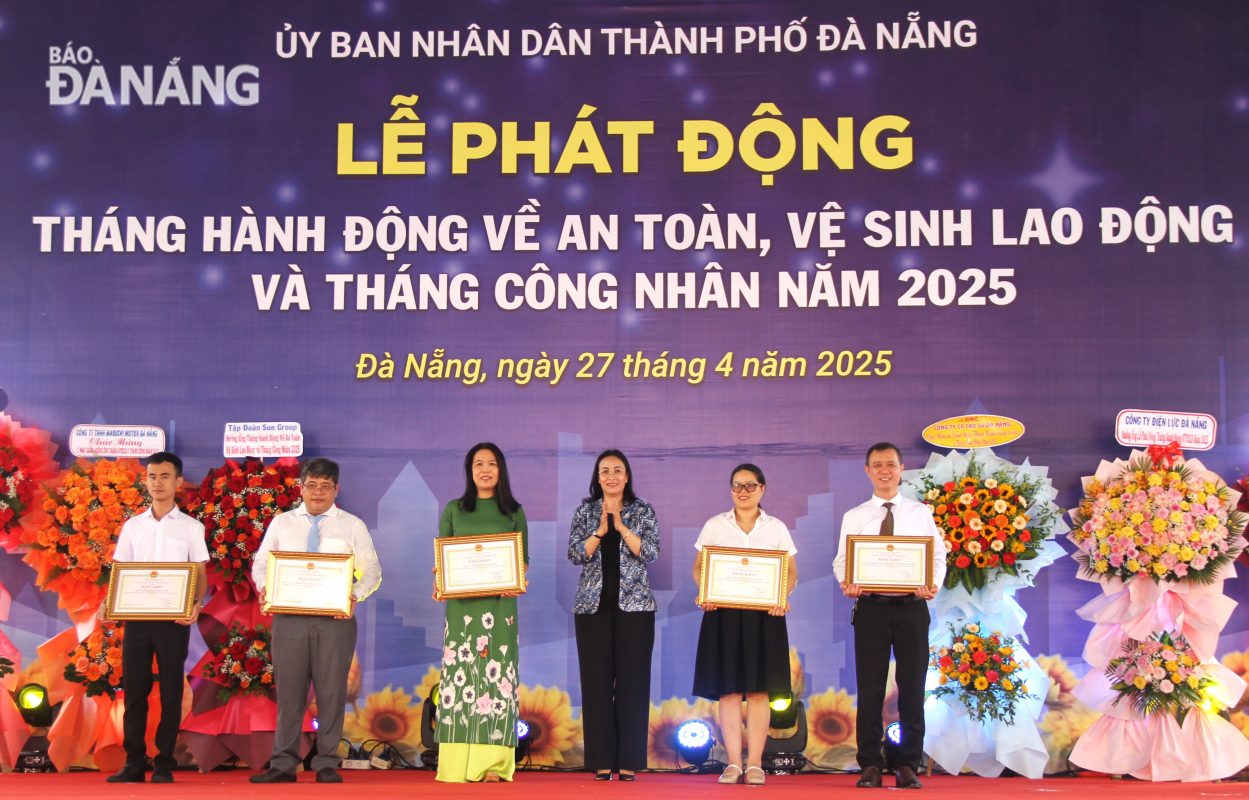 Phó Chủ tịch UBND thành phố Nguyễn Thị Anh Thi (thứ 3, bên phải qua) tặng bằng khen của UBND thành phố cho 5 tập thể và 11 cá nhân có thành tích xuất sắc trong công tác an toàn, vệ sinh lao động năm 2024. Ảnh: L.P
