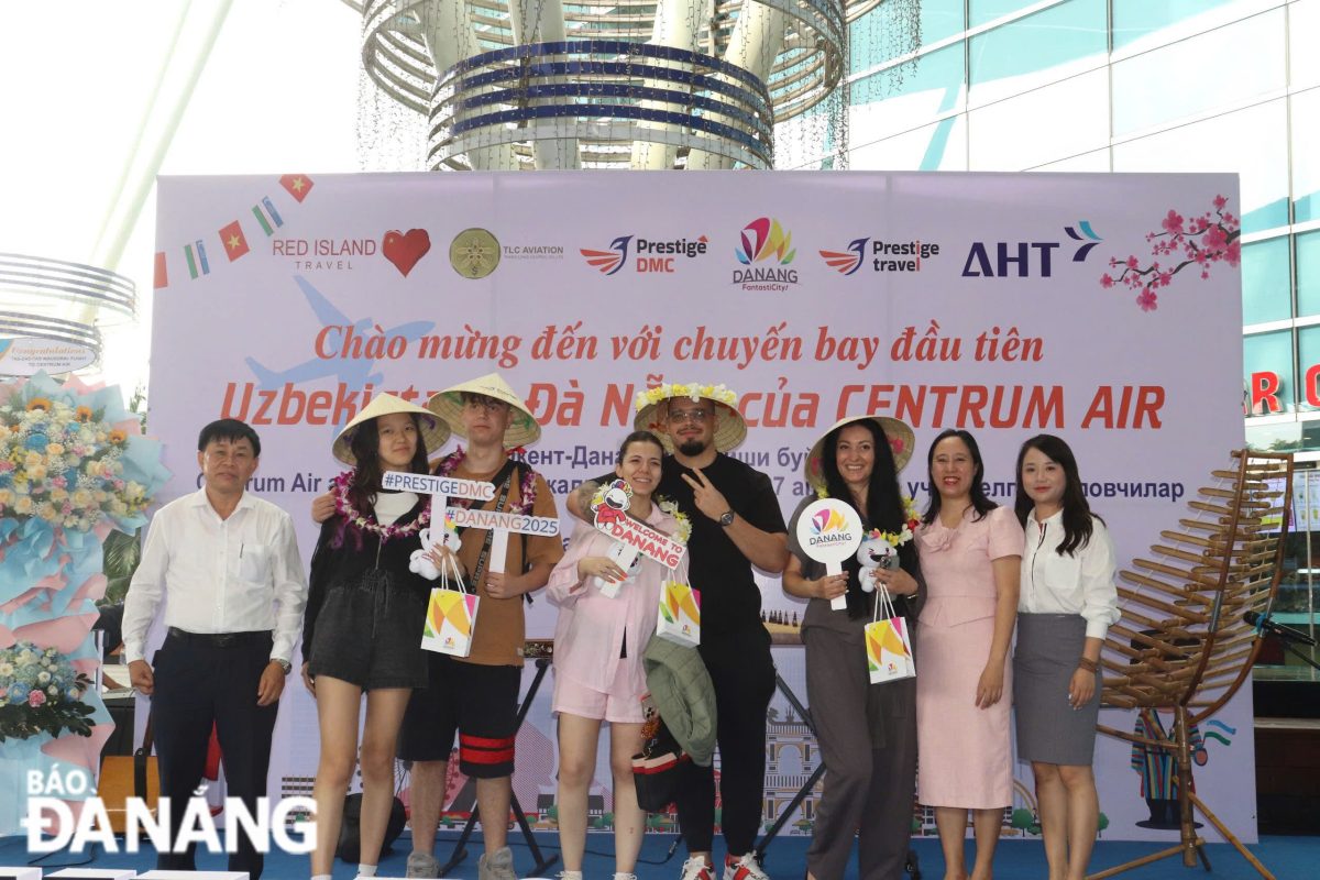 Sở Du lịch phối hợp với các đơn vị tặng hoa chúc mừng du khách. Ảnh: NGỌC HÀ