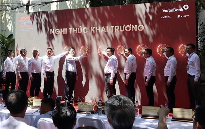 Lãnh đạo Chính phủ, Bộ ngành và TP Hồ Chí Minh thực hiện nghi thức Khai trương Trung tâm Báo chí tuyên truyền các hoạt động Kỷ niệm 50 năm Ngày Giải phóng miền Nam, thống nhất đất nước. Ảnh: Xuân Anh/TTXVN
