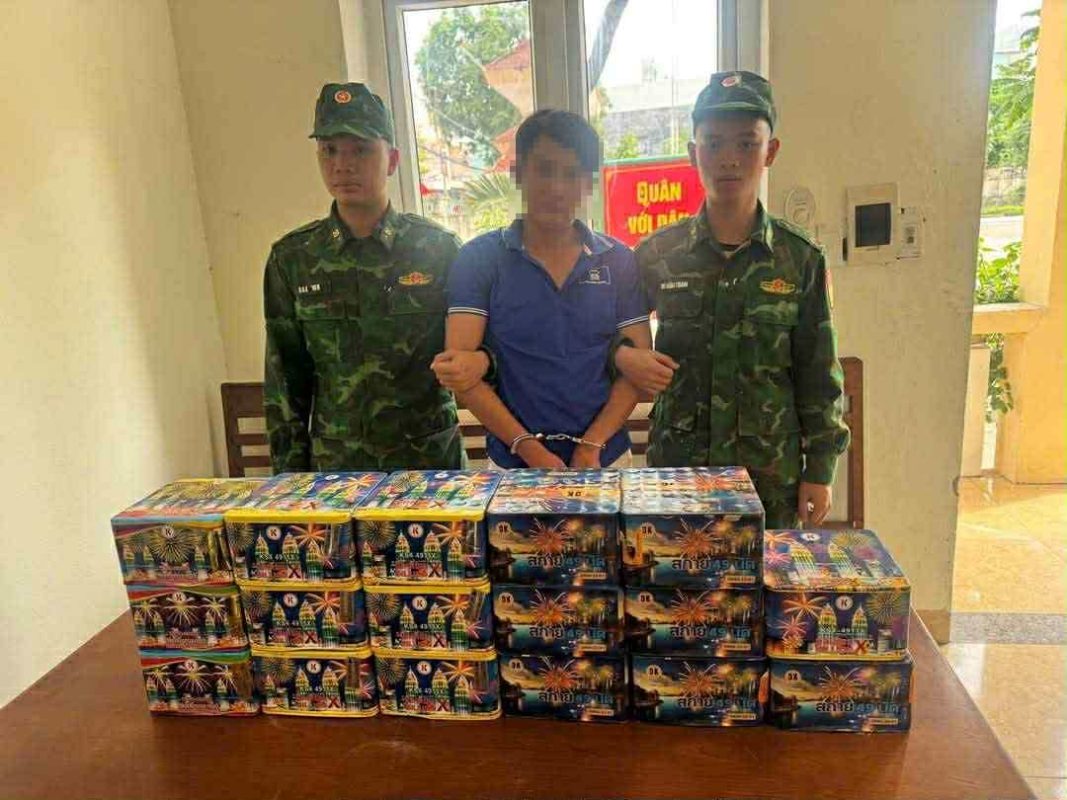 Bắt quả tang đối tượng buôn bán hàng cấm.