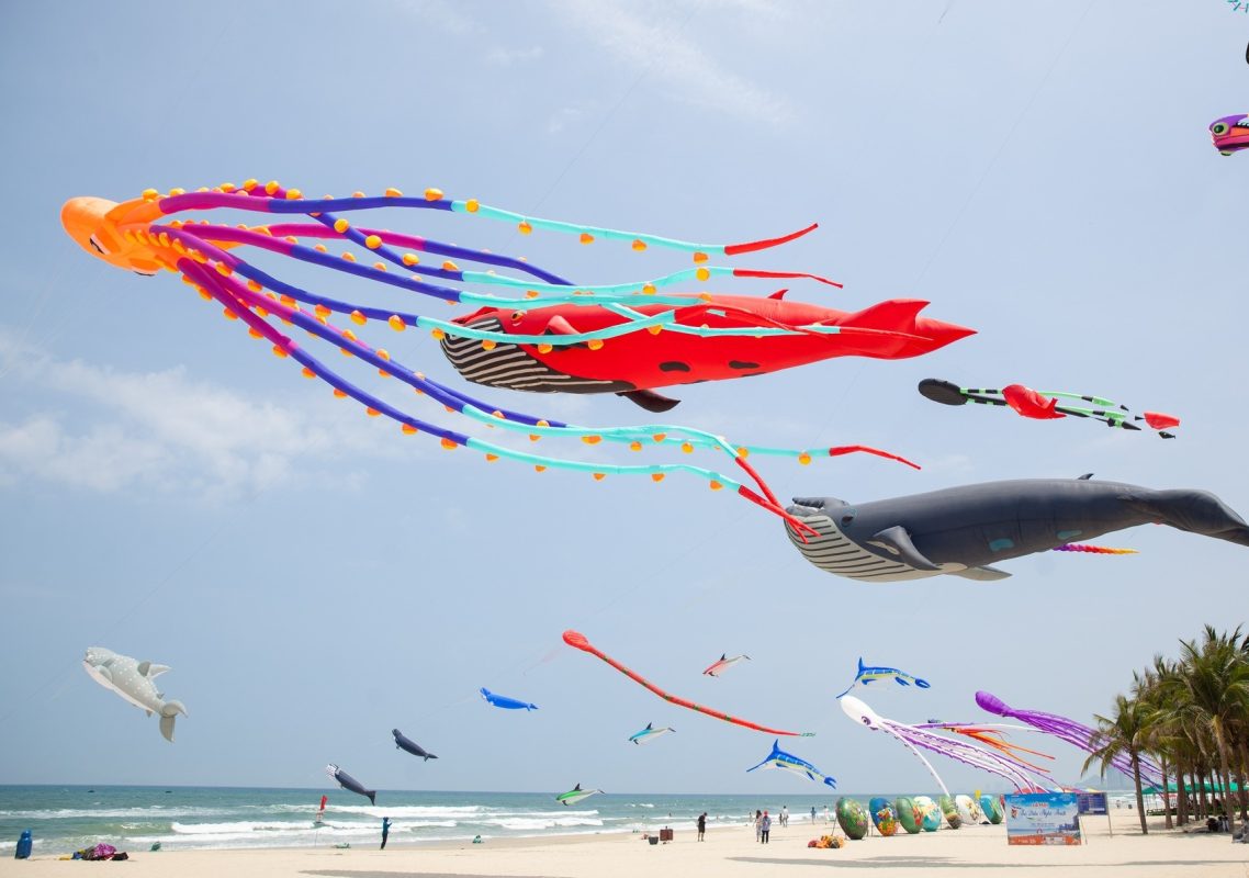 Biểu diễn diều nghệ thuật là hoạt động thu hút người dân và du khách trong chương trình mùa du lịch biển. Ảnh: NGỌC HÀ