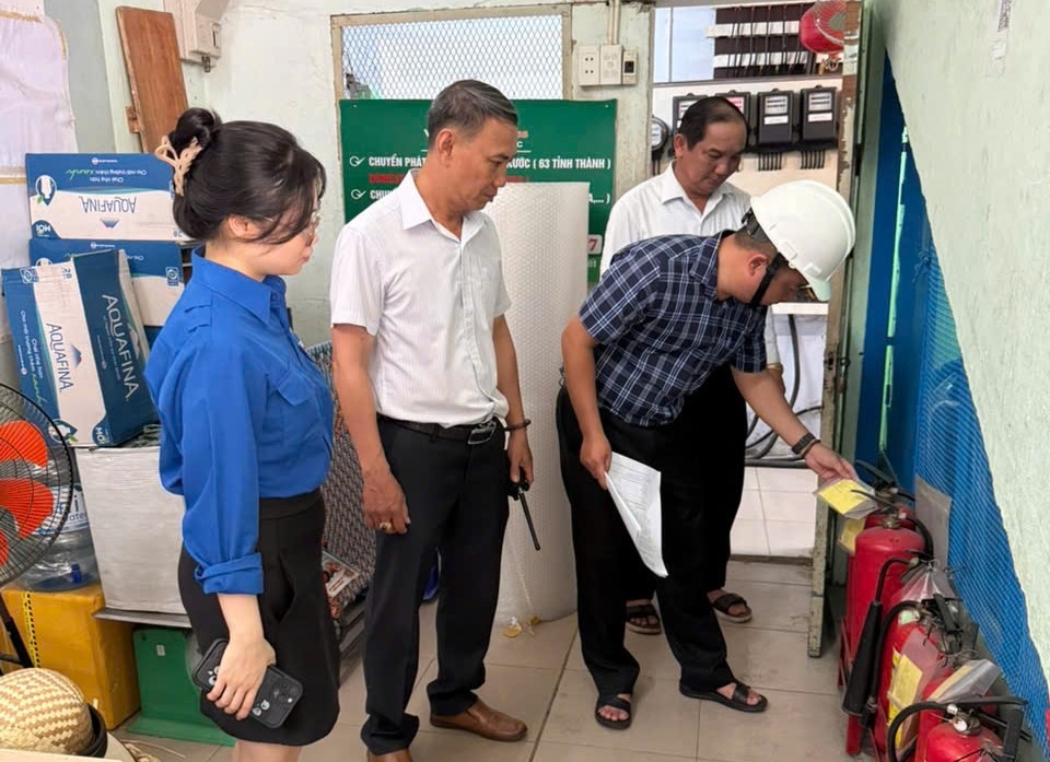 Công ty Quản lý và phát triển các chợ Đà Nẵng phối hợp ngành điện lực kiểm tra hệ thống điện tại các chợ trên địa bàn thành phố. Ảnh: KHÁNH NGÂN
