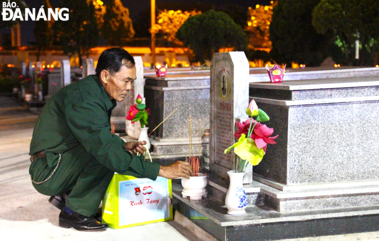 Hội viên cựu chiến binh thắp hương tưởng nhớ đồng đội tại Nghĩa trang liệt sĩ thành phố. Ảnh: N.Q