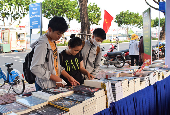 Ngày hội Văn hóa đọc Đà Nẵng năm 2025 thu hút nhiều bạn trẻ đến tham quan và mua sách. Ảnh: ĐOÀN HẠO LƯƠNG
