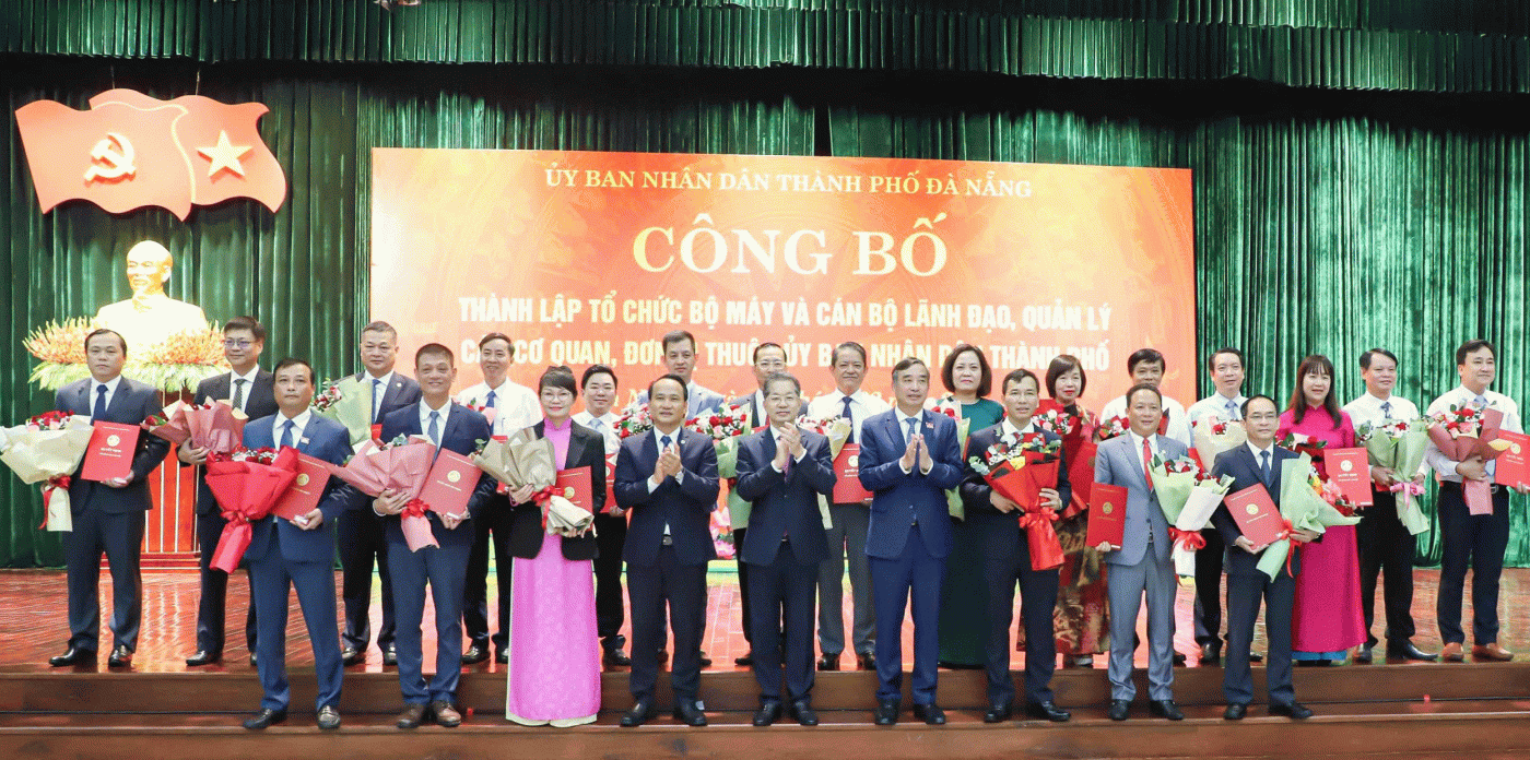 UBND thành phố công bố các quyết định hợp nhất để thành lập 5 sở mới theo Nghị quyết số 18-NQ/TW.  Ảnh: NGỌC PHÚ