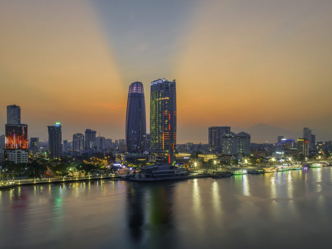 Đô thị Đà Nẵng bên sông Hàn. Ảnh: PHẠM PHÙNG