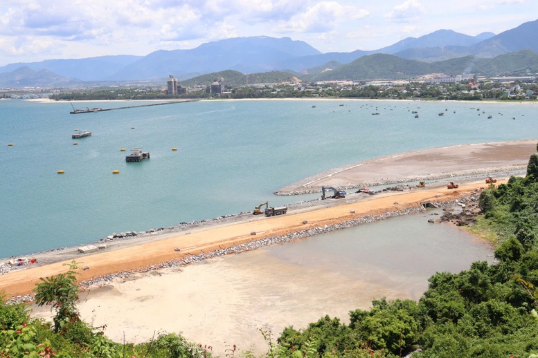 Việc thành lập Khu thương mại tự do gắn với cảng Liên Chiểu và sân bay quốc tế Đà Nẵng sẽ thúc đẩy sản xuất, logistics, gia công xuất nhập khẩu và xây dựng trung tâm trung chuyển hàng hóa quốc tế…Ảnh: PHƯƠNG ANH