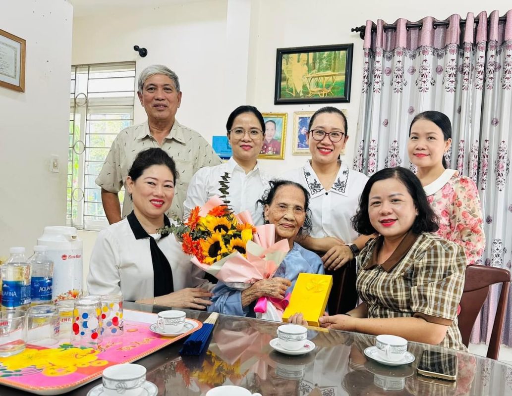 Hội Liên hiệp Phụ nữ quận Hải Châu thăm, tặng quà các gia đình có công với cách mạng, các gia đình chính sách. Ảnh: THU HÀ