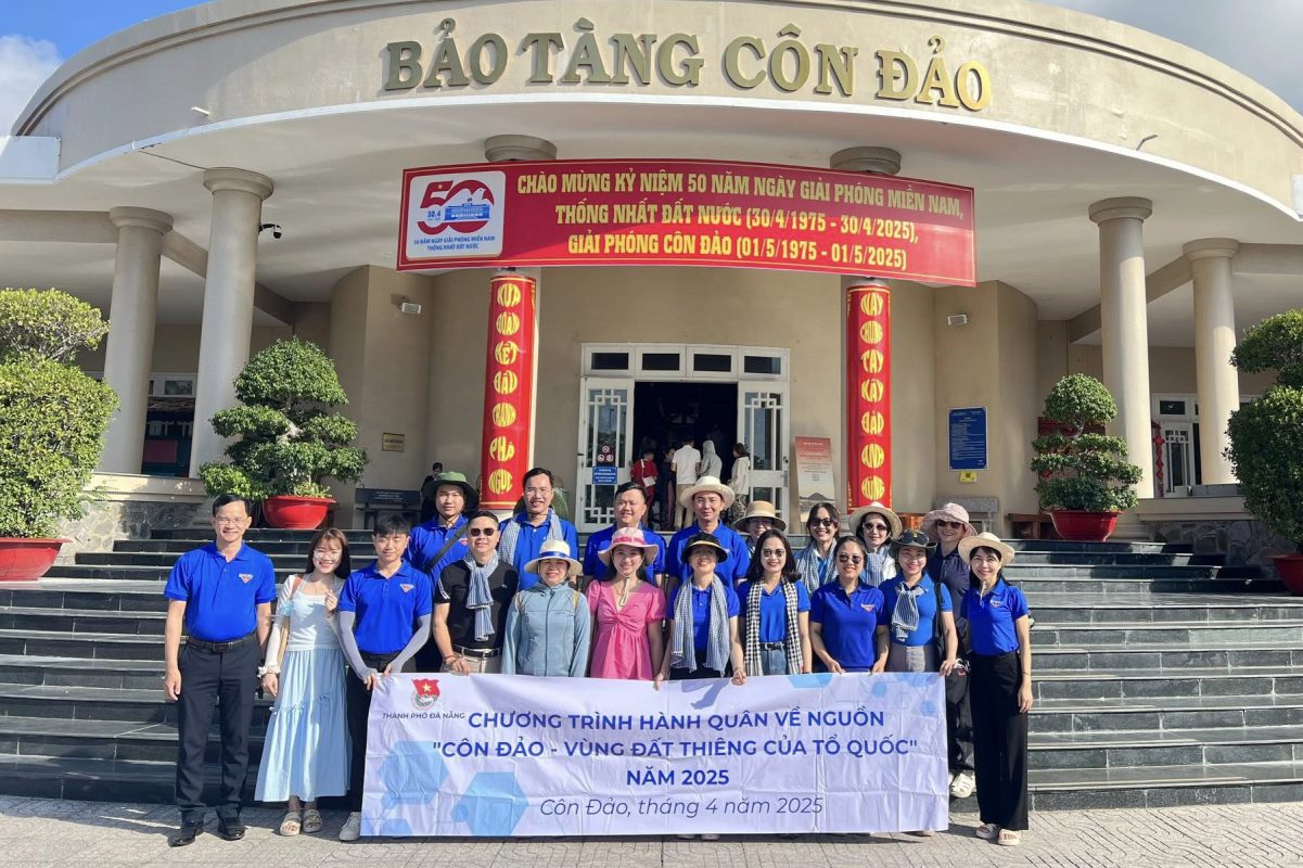 Cán bộ, đoàn viên Thành đoàn hành quân về nguồn tại Côn Đảo (tỉnh Bà Rịa - Vũng Tàu). Ảnh: Đoàn công tác