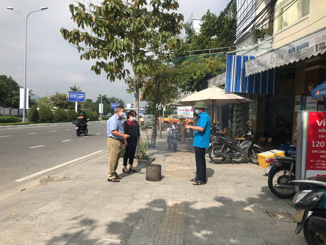 Cán bộ ban công tác mặt trận khu dân cư phường Hòa Thuận Tây (quận Hải Châu) đi tuyên truyền vận động nhân dân hạn chế đốt vàng mã. Ảnh: HIỀN LƯƠNG
