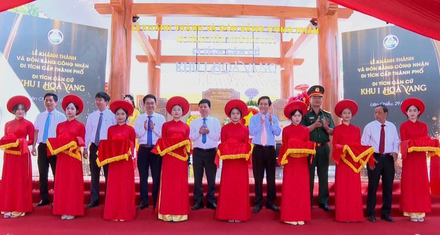 Các đại biểu tham dự lễ cắt băng khánh thành công trình nâng cấp, sửa chữa Căn cứ Khu I Hòa Vang. Ảnh: T. HUY