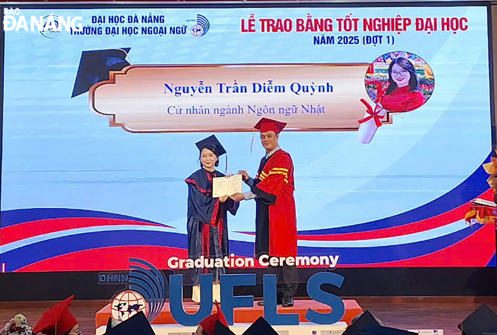 Hiệu trưởng Trường Đại học Ngoại ngữ (Đại học Đà Nẵng) trao bằng tốt nghiệp cho các tân cử nhân. Ảnh: THU HÀ