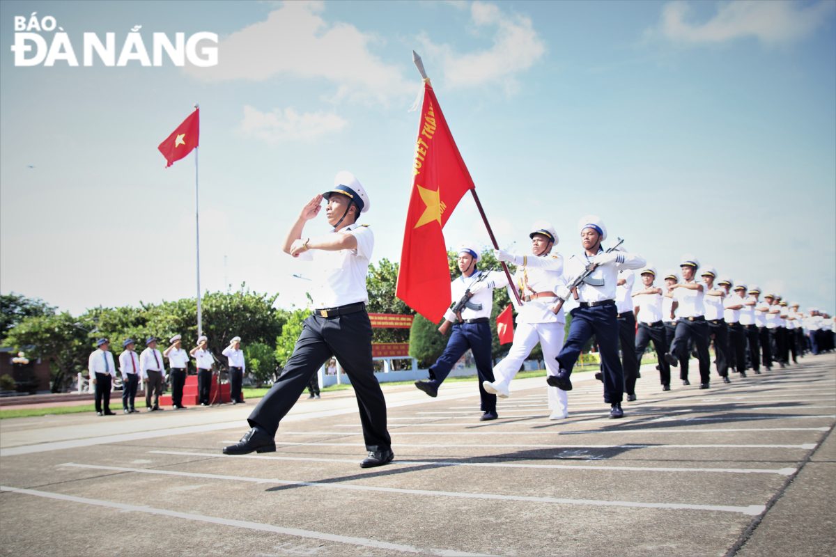 Diễu binh trên đảo Trường Sa lớn. Ảnh: TRỌNG HUY