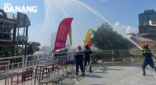 Thực tập chữa cháy trên sông Hàn.