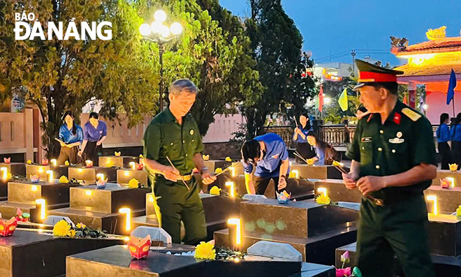 Thắp hương tưởng nhớ các anh hùng liệt sĩ đã hy sinh vì độc lập tự do của đất nước.