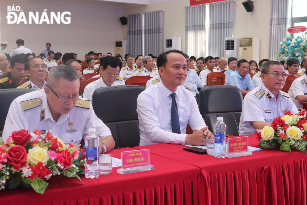 Đến dự, có Phó Bí thư Thường trực Thành ủy, Bí thư Đảng ủy các cơ quan Đảng thành phố Nguyễn Đình Vĩnh (giữa). Ảnh: KHÁNH NGÂN