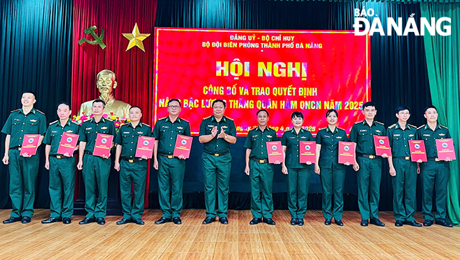 Đại tá Trần Công Thành trao quyết định cho các đồng chí được thăng quân hàm.