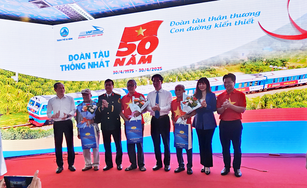 Phó Chủ tịch UBND thành phố Trần Chí Cường (thứ 4, từ phải sang) tặng quà cho cựu Thanh niên xung phong ngành đường sắt. Ảnh: THÀNH LÂN