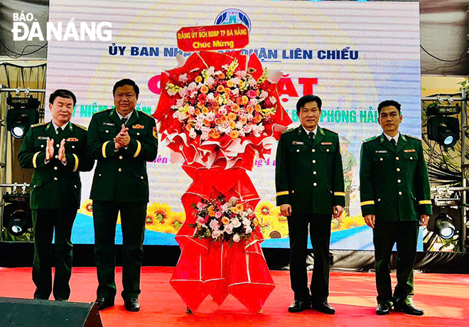 Lãnh đạo Bộ Chỉ huy BĐBP thành phố và lãnh đạo địa phương tặng hoa cho đại diện Đồn Biên phòng Hải Vân.