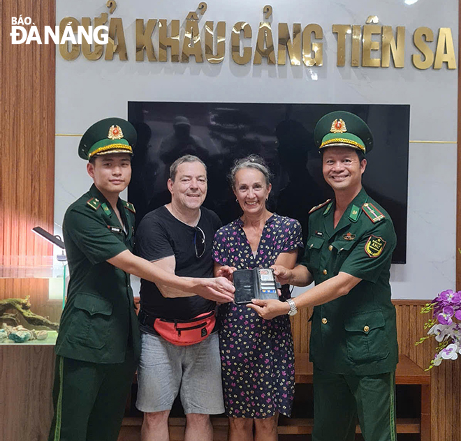 Trao trả tài sản cho du khách.