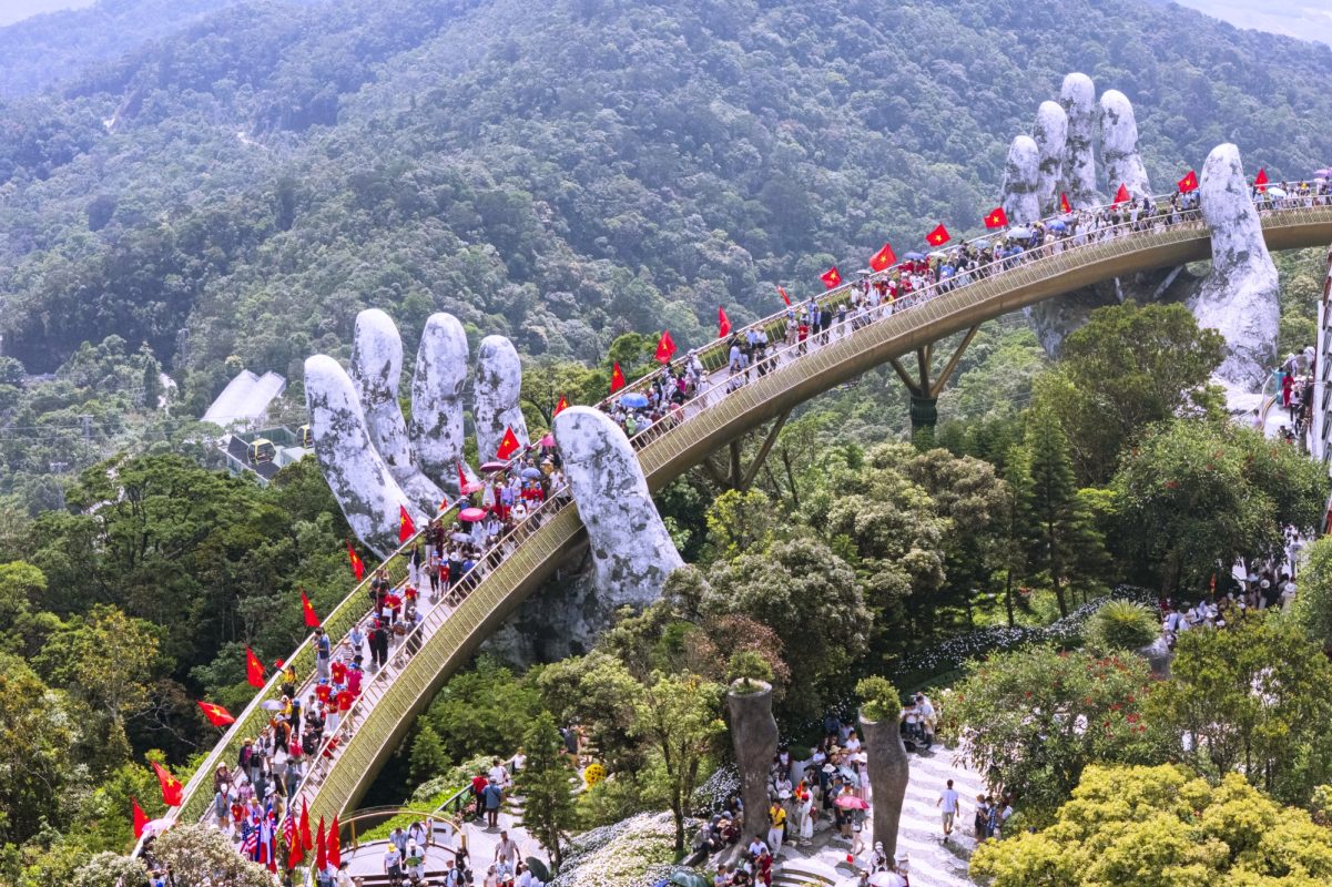 Khu du lịch Bà Nà Hills tiếp tục là điểm đến thu hút du khách ở kỳ nghỉ lễ 30-4 và 1-5. Ảnh:NGỌC HÀ