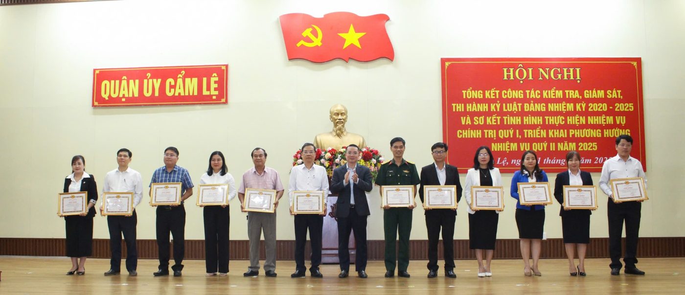 Ban Thường vụ Quận ủy Cẩm Lệ khen thưởng các tổ chức cơ sở đảng thực hiện tốt công tác kiểm tra, giám sát. 	Ảnh: AN NHIÊN