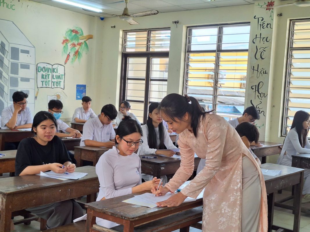Học sinh Trường THPT Trần Phú trong kỳ thi thử vừa được nhà trường tổ chức. Ảnh: THU HÀ