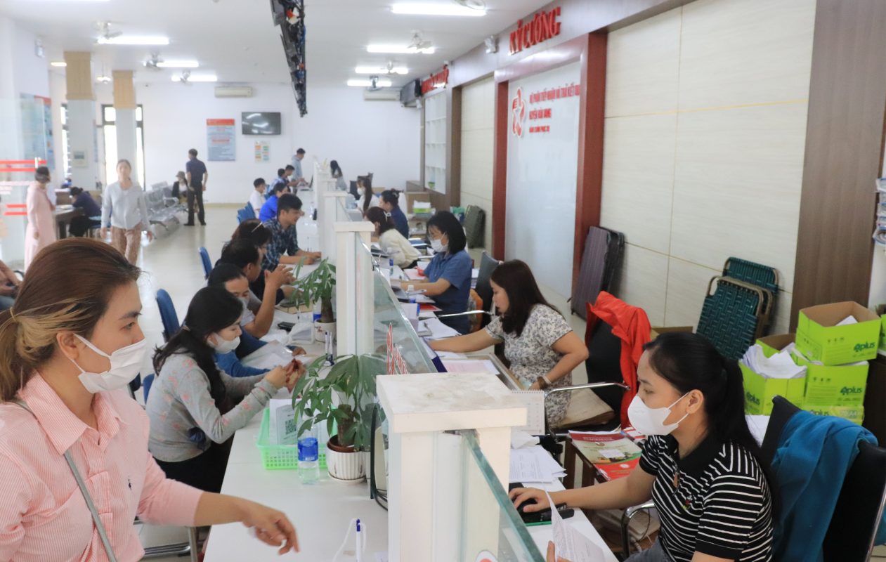 Người dân làm thủ tục hành chính tại bộ phận  “Một cửa” UBND huyện Hòa Vang. Ảnh: ĐẮC MẠNH