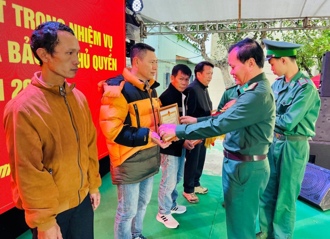 Bộ Chỉ huy Bộ đội Biên phòng thành phố khen thưởng ngư dân có nhiều thành tích trong khai thác hải sản và tham gia bảo vệ chủ quyền an ninh biên giới biển, đảo. Ảnh: Như Thảo