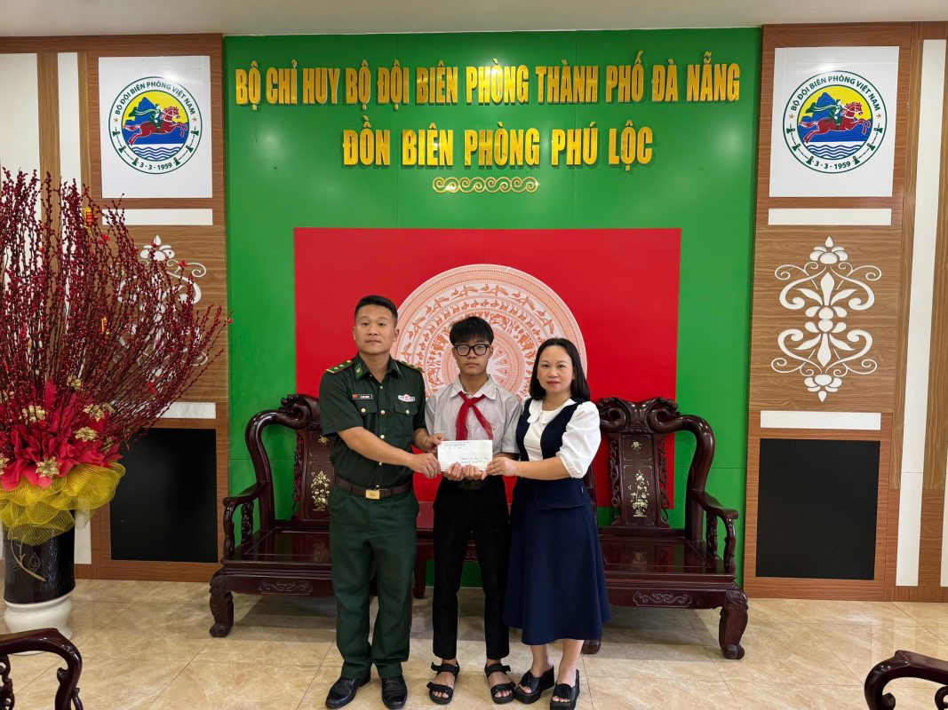 Lực lượng Biên phòng trao quà cho em Đặng Văn Long (15 tuổi, ở quận Thanh Khê) có hoàn cảnh rất khó khăn. Ảnh: KIM NGÂN