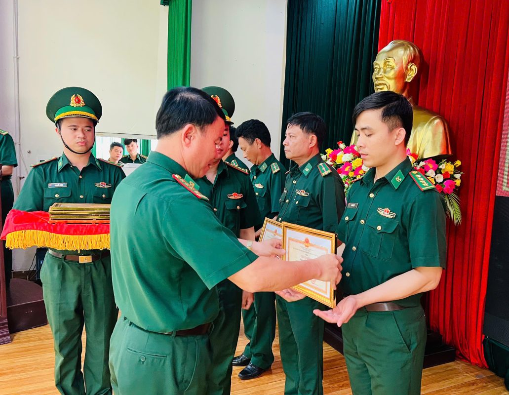 Đại úy Võ Văn Quý (bên phải) được khen thưởng vì những nỗ lực hoàn thành tốt nhiệm vụ. Ảnh: DOÃN QUANG