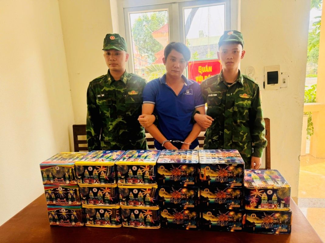 Cán bộ, chiến sĩ Đồn Biên phòng Phú Lộc bắt giữ đối tượng vận chuyển pháo lậu. Ảnh: BÁ VĨNH